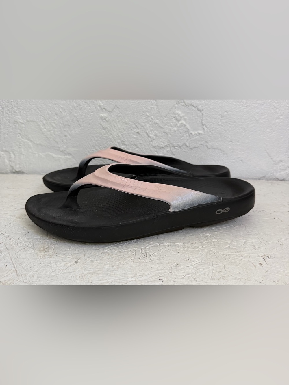 OOFOS Women's OOlala Luxe Recovery Sandal Pink Silver Thong Size 11
